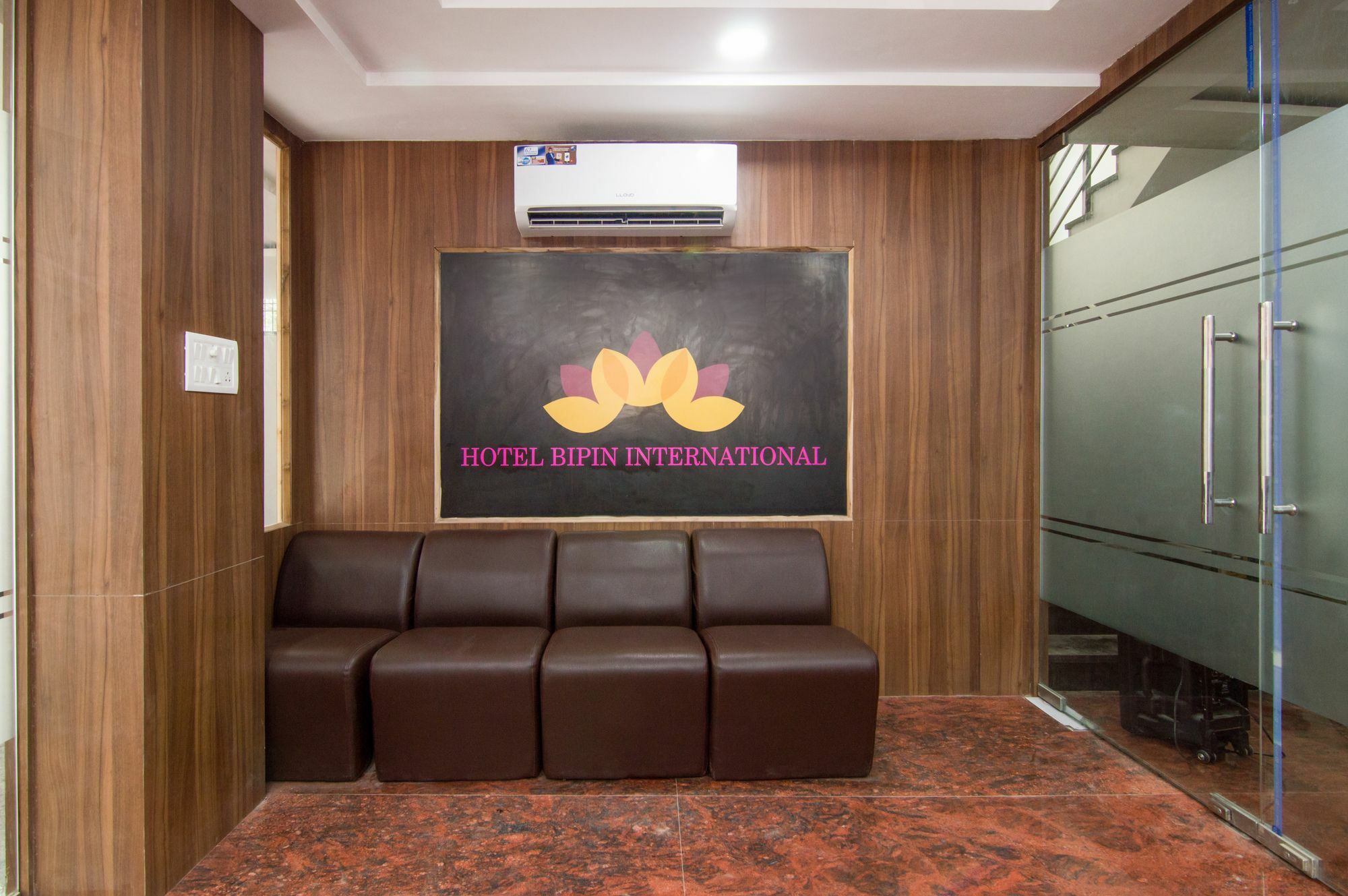 Hotel Treebo Trend Bipin International Lucknow Esterno foto